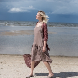 Lniana sukienka na ramiączkach mleczna czekolada 