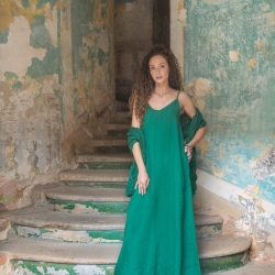 Lniana sukienka szmaragd w słońcu 